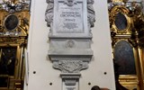 Adventní Varšava (UNESCO) po stopách Chopina s koncertem a vánoční trhy 2024 - Polsko 031 - Varšava, sv.Kříž, epitaf F.Chopina s jeho srdcem, carrarský mramor