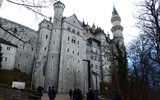 Neuschwanstein - Německo - Bavorsko - Neuschwanstein navštíví ročně 1,5 miliónu návštěvníků