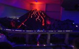 Miniatur Wunderland - Německo - Hamburk - Wunderland, v sekci Itálie se s příchodem noci rozzáří vybuchující Vesuv