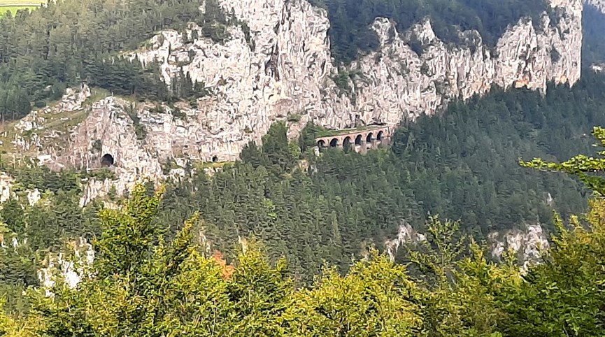 Semmering - dráha UNESCO, vlak Salamander, termály a čokoládový ráj 2022  Rakousko - na trati Semeringbahn je 15 tunelů, 16 viaduktů a přes 100 mostů (foto A.Frčková)