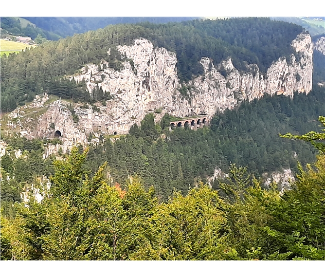 Horská dráha Semmering - dráha UNESCO, termály a čokoládový ráj 2022 - Rakousko - na trati Semeringbahn je 15 tunelů, 16 viaduktů a přes 100 mostů (foto A.Frčková)