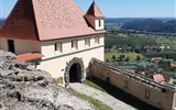 Semmering - dráha UNESCO, vlak Salamander, termály a čokoládový ráj 2022 - Rakousko - Riegersburg, pohled do mírně zvlněné krajiny kolem hradu (foto A.Frčková)
