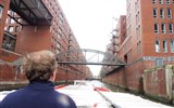 Hamburg a Lübeck, perly severního Německa vlakem 2023 - Německo - Hamburk - projíždka po kanálech mezi budovami bývalých skladů