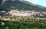 Escorial - Španělsko - El Escorial v celé své majestátnosti z  vyhlídky Silla de Felipe II.