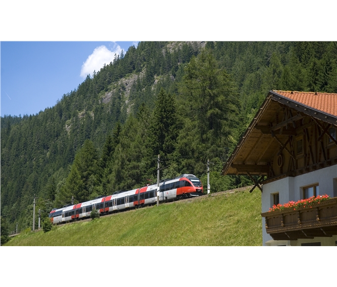 Tyrolsko mnoha nej vlakem a nostalgické vláčky, tramvaje a lanovky 2020 - Rakousko - souprava Railjet se šplhá na Brennenpass