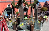 Nördlingen - Německo - Nördlingen, velikonočně vyzdobená Marktbrunnen na bývalém dobytčím trhu