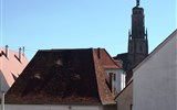 Nördlingen - Německo - Nördlingen, věž gotického kostela sv.Jiří zvaná Daniel, 1427-1505, postavená ze suevitu, v materiálu drobounké krystalky diamantů (meteoritický původ)