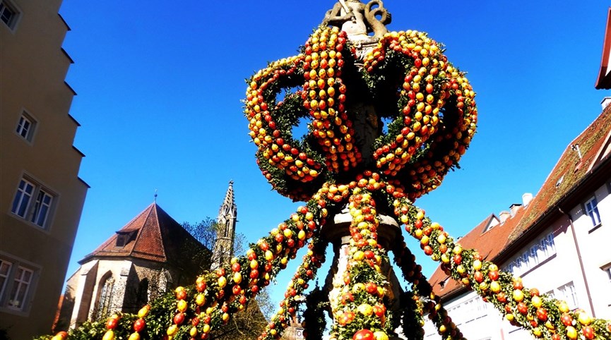 Bavorské velikonoční tradice a středověká městečka 2024  Německo - Rothenburg, velikonoční výzdoba Marktbrunnen