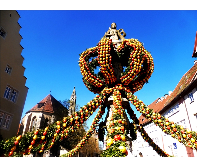 Bavorské velikonoční tradice a středověká městečka 2021 - Německo - Rothenburg, velikonoční výzdoba Marktbrunnen
