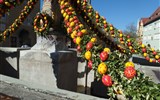 Bavorské velikonoční tradice a středověká městečka 2021 - Německo - Rothenburg, Marktbrunnen, velikonočních vajíček je tu hodně