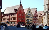Dinkelsbühl - Německo - Dinkelsbühl, Weinmarkt, zleva Ratstrinkstube, Zur Glocke , oba kol 1600