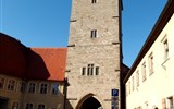 Dinkelsbühl - Německo - Dinkelsbühl, Rothenburger Tor, 1390, s pilastrovým štítem