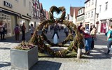 Forchheim - Německo - Forchheim, velikonoční kašny jsou vždy středem zájmu turistů