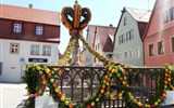 Rothenburg - Německo - Rothenburg, Röderbrunnen, další velikonočně vyzdobená kašna