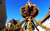 Rothenburg - Německo - Rothenburg, velikonoční výzdoba Marktbrunnen