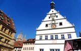 Rothenburg - Německo - Rothenburg, bývalá moučná váha, postavená 1466 na Marktplatz, nahoře orloj