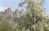 Turistika na Krkonošsko-jizerském  pomezí 2020 - Česká republika - pískovcové skalní věže nad údolím Jizery u Malé Skály