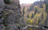 Turistika na Krkonošsko-jizerském  pomezí 2020 - Česká republika - v nejužším místě Riegrova stezka překonává kaňon řeky na visutém  chodníku