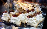 tapas - Španělsko - Madrid, Mercado de San Micuel,, tapas jako chleba s pomazánkou