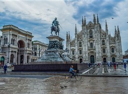 Itálie  -Lombardie - Miláno-katedrála a náměstí s památníkem