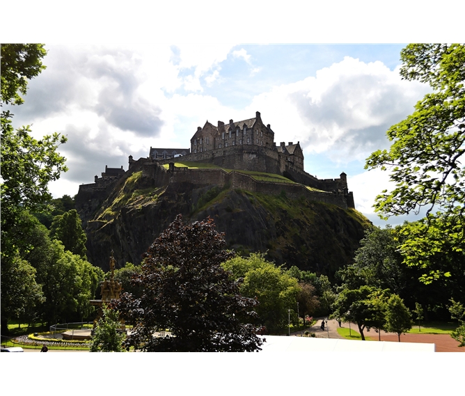 Edinburgh, letecký eurovíkend, Rosllynská kaple, opatství na řece Tweed a krásy Skotské vysočiny 2023 - Velká Británie - Skotsko - Edinburgh - hrad