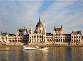Adventní Budapešť vlakem, památky, adventní trhy a termální lázně 2023  Maďarsko - Budapešť - Parlament.jpg