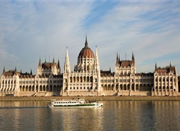Adventní Budapešť vlakem, památky, adventní trhy a termální lázně 2023 Budapešť a okolí Maďarsko - Budapešť - Parlament.jpg