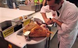 Šunka pršut - Itálie - Emilia - ochutnávka parmské šunky, vykostění předvádí skutečný profesionál