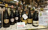 Italská vína - Itálie i v Modeně na tržnici najdete víno Chianti