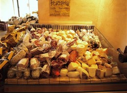 Itálie - San Gimignano, nabídka místních sýrů