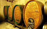 Rakouská vína a vinařství v Rakousku - Rakousko - Štýrsko - krásně zdobené historické sudy stále slouží k výrobě