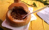 Kaprun - Rakousko - Kaprun - Sýrové slavnosti, gulášovka v chlebu a masem na ní rozhodně nešetřili