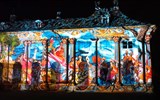 Adventní Drážďany - festival štol - světelné zahrady 2023 - Německo - Pillnitz - Christmas Garden, v loňkém roce se na zámek promítaly historické obrazy