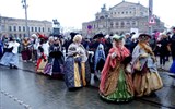 Adventní Drážďany - festival štol - světelné zahrady 2023 - Německo - Drážďany - Stollenfest, součástí festivalu je i velký průvod, někteří jdou v historických krojíc