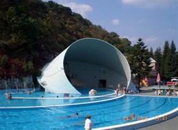 Maďarsko, Miskols-Tapolca, venkovní bazény termálního koupaliště