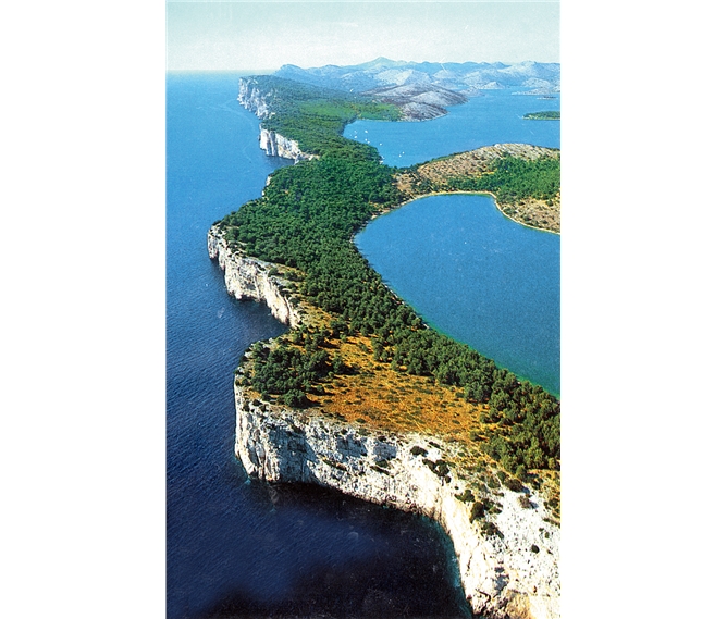 Chorvatsko, národní parky 2023 - Chorvatsko - na zdejším pobřeží se snoubí bílé vápencové skály a modré moře i obloha