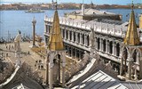 Benátky - Itálie - Benátky - pohled ze střechy baziliky Sv.Marka na střed města - náměstí sv.Marka, vzniklé 1177 zhruba v této podobě