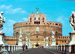 Itálie - Řím - Andělský hrad, původně rodinné mauzoleum císaře Hadriána, post 135-9, později papežská pevnost a vězení