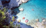 Divoká Korsika, perla Středomoří 2023 - Francie - Korsika - pobřeží se většinou od moře prudce zvedá