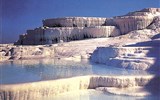 Památky UNESCO - Turecko - Turecko, Pamukkale, oslnivě bílé travertinové sedomenty se vysrážely z horké termální vody 