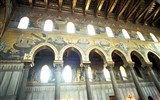 Sicílie - Itálie - Sicílie - Monreale, mozaiky nad oblouky - příběh Noema od stavby lodi po přistání, kompozice, provedení i výběr témat byzantské (foto J.Bartošová)