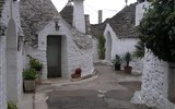 Itálie - Itálie, Apulie, Alberobello, kamenné tradiční domky trulli