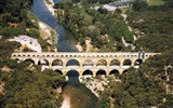Přírodní parky a památky Provence 2023 - Francie - Provence - antický Pont du Gard, postaven roku 19 a užíván až do 19,.stol., přiváděl vodu do Nimes, 49 m vysoký a 275 m dlouhý