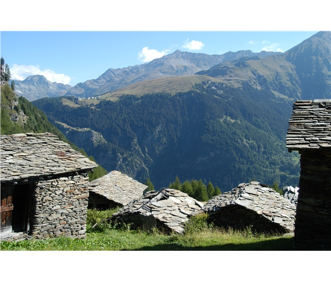 Madesimo, alpský ráj - Itálie - Madesimo - panoráma hor a kamenných střech