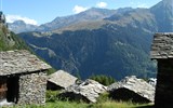 Národní parky a zahrady - Itálie - Itálie - Madesimo - panoráma hor a kamenných střech