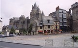 Bretaň, tajemná místa, přírodní parky a megality 2024 - Francie - Bretaň - Vitré je město s největším počtem památek v Bretani a ještě i tzv. květinové město
