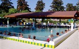 Zadunají - Maďarsko - Zalakáros - v parkově upraveném termálním areálu jsou k dispozici bazény s termální vodou, plavecký bazén, bazén s mořskými vlnami a tobogány