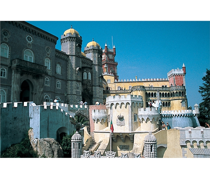 Portugalsko, velký okruh - Portugalsko - Sintra - Palácio National da Pena, památka UNESCO, typický romantismus 19.století a směs stylů všech míst i zemí