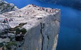 Národní parky a zahrady - Norsko - Norsko - Prekestolen, kvádrovitý megablok tyčící se 604 m nad hladinou  Lysefjordu s překrásným výhledem