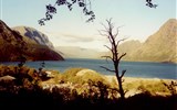 Norsko, země fjordů a vodopádů - Norsko - četná jezera v horských údolích, pro Norsko je typická přítomnost vody téměř všude